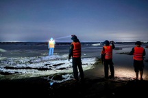 Thuyền không người lái trôi vào bờ, ông lão 72 tuổi mất tích