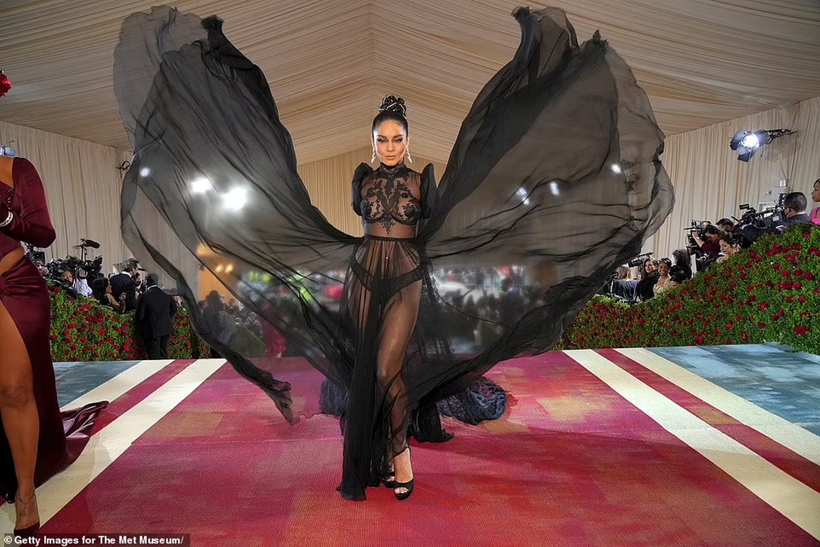 Dàn người đẹp đọ dáng bốc lửa trong sự kiện thời trang Met Gala - 2 Dàn người đẹp đọ dáng bốc lửa trong sự kiện thời trang Met Gala - 2