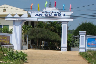 Nhốt bảo vệ trong phòng “vô tư” trộm đồ trường học