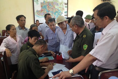 Công an huyện về tận xã cấp chứng minh thư cho người dân