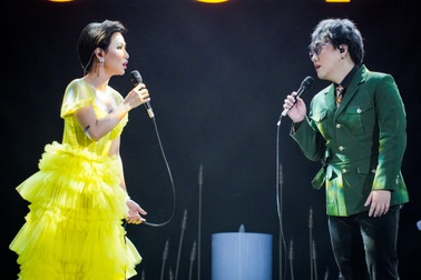 Uyên Linh - Trung Quân lãng mạn đổi bản hit cho nhau