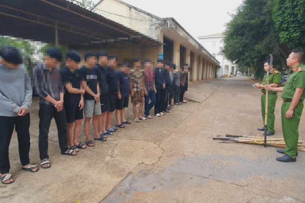 Hai nhóm thanh thiếu niên cầm hàng chục cây rựa rượt nhau trên phố - 1 Hai nhóm thanh thiếu niên cầm hàng chục cây rựa rượt nhau trên phố - 1