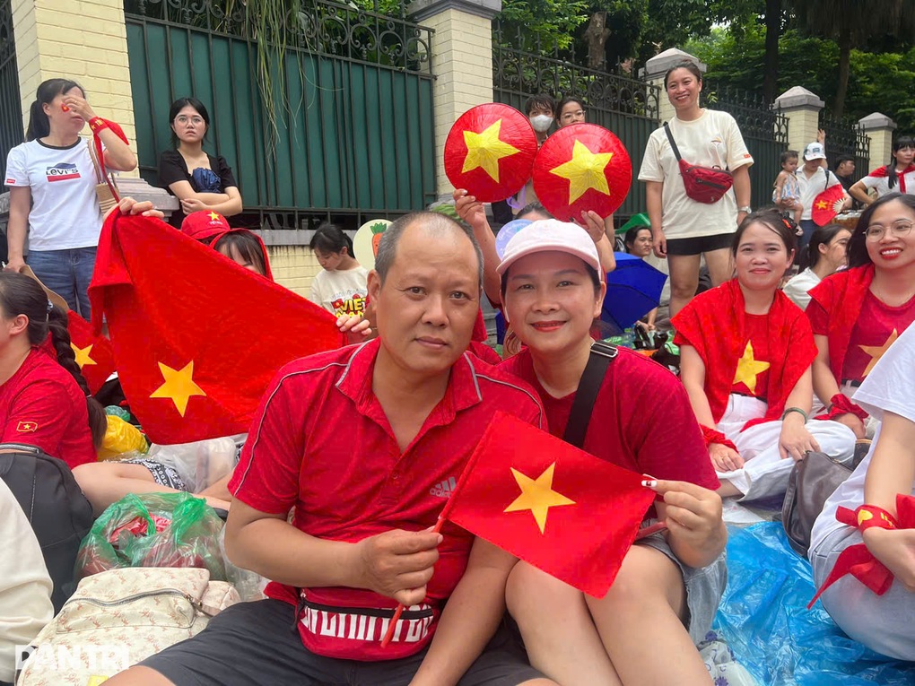 Người dân Hà Nội trải chiếu, mang cơm nắm muối vừng chờ xem tập diễu binh - 2 Người dân Hà Nội trải chiếu, mang cơm nắm muối vừng chờ xem tập diễu binh - 2