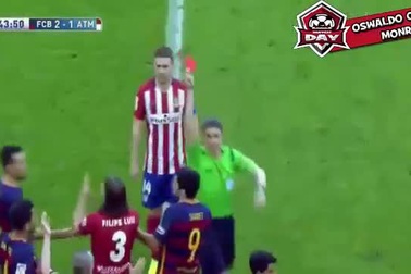 Pha phạm lỗi thô bạo của Filipe Luis với Messi