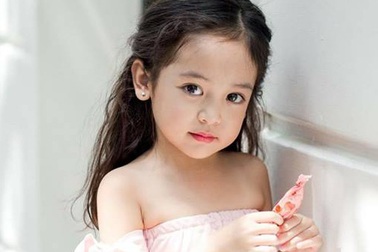 Clip bé gái 5 tuổi chúm chím hát nhép hút 270.000 lượt xem