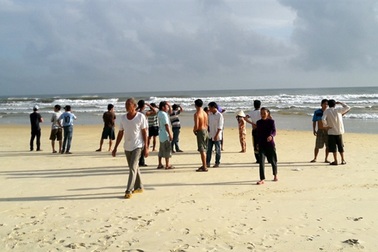 Sóng lớn đánh lật thuyền thúng, 2 ngư dân rớt xuống biển