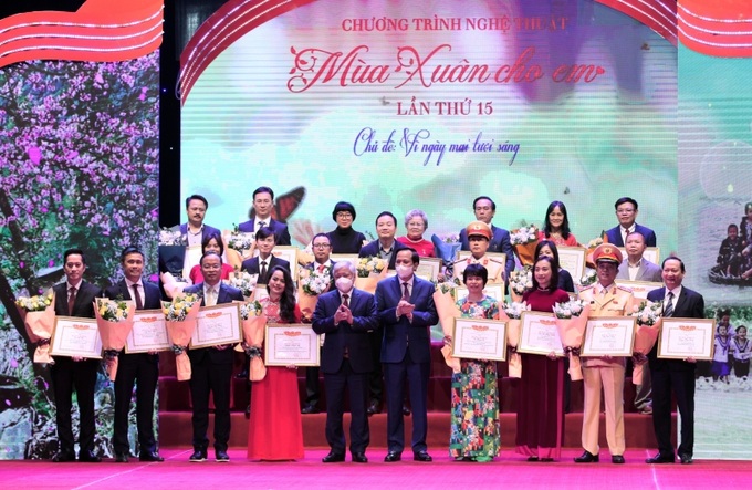 Chủ tịch Ủy ban Trung ương Mặt trận Tổ quốc Việt Nam Đỗ Văn Chiến và Bộ trưởng Bộ Lao động - Thương binh và Xã hội Đào Ngọc Dung, trao Bằng khen và Kỷ niệm chương cho các đơn vị, cá nhân có thành tích.