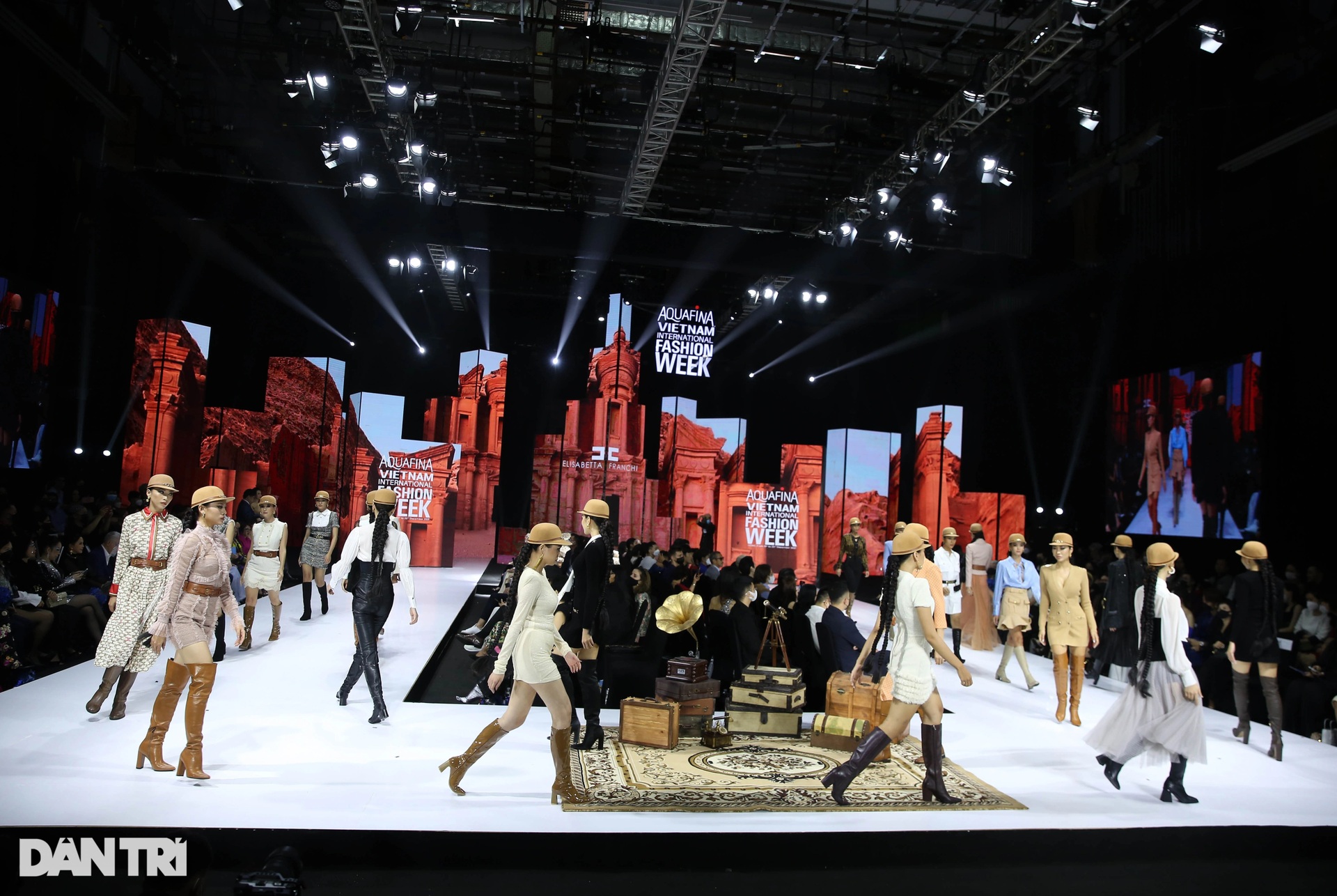 Hương Giang Idol, Thanh Hằng bùng nổ ở Tuần lễ Thời trang Việt Nam 2021 - 18