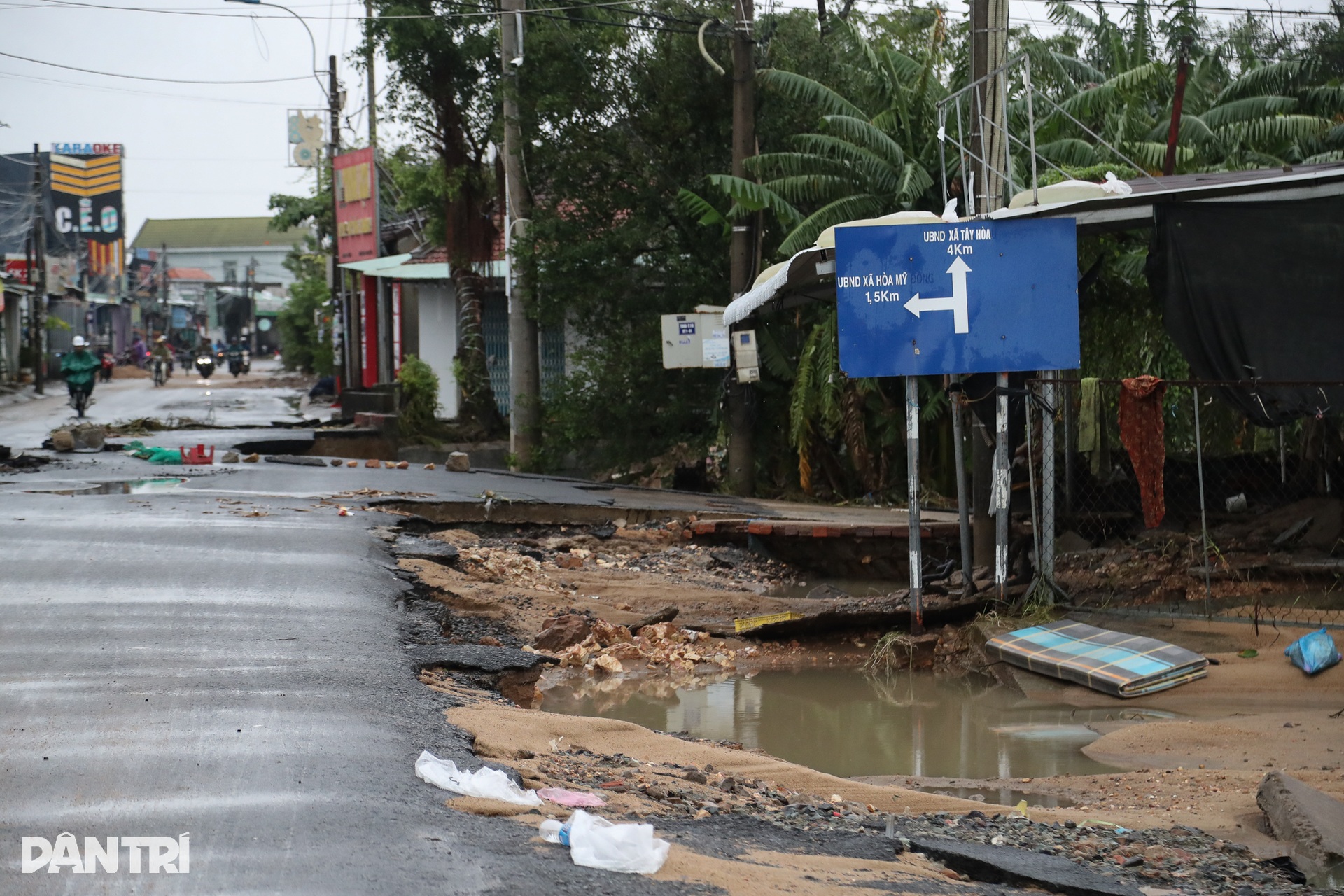 Bàng hoàng sau lũ dữ: Nhà cửa đổ sập, đường xá nứt toác - 13