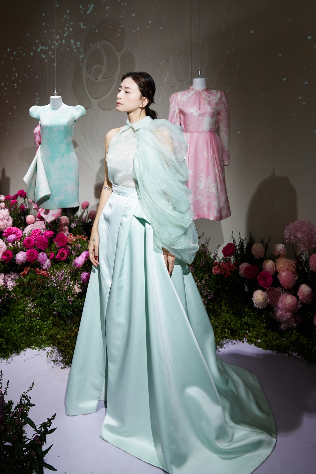 Ngô Thanh Vân rạng rỡ, Angela Phương Trinh đi xe mui trần dự triển lãm - 4 Ngô Thanh Vân rạng rỡ, Angela Phương Trinh đi xe mui trần dự triển lãm - 4