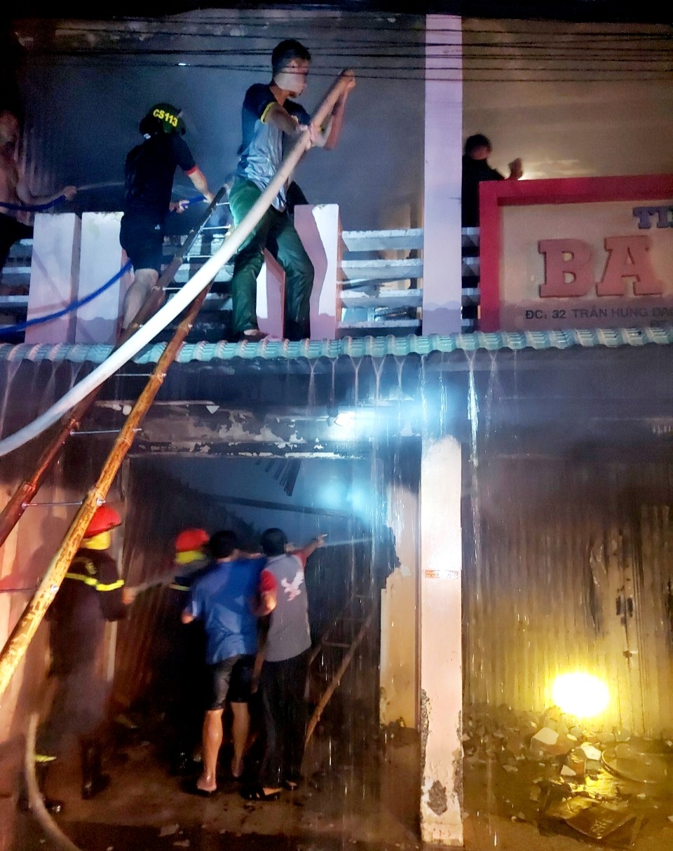 Tiệm vàng bất ngờ phát hỏa lúc rạng sáng - 1