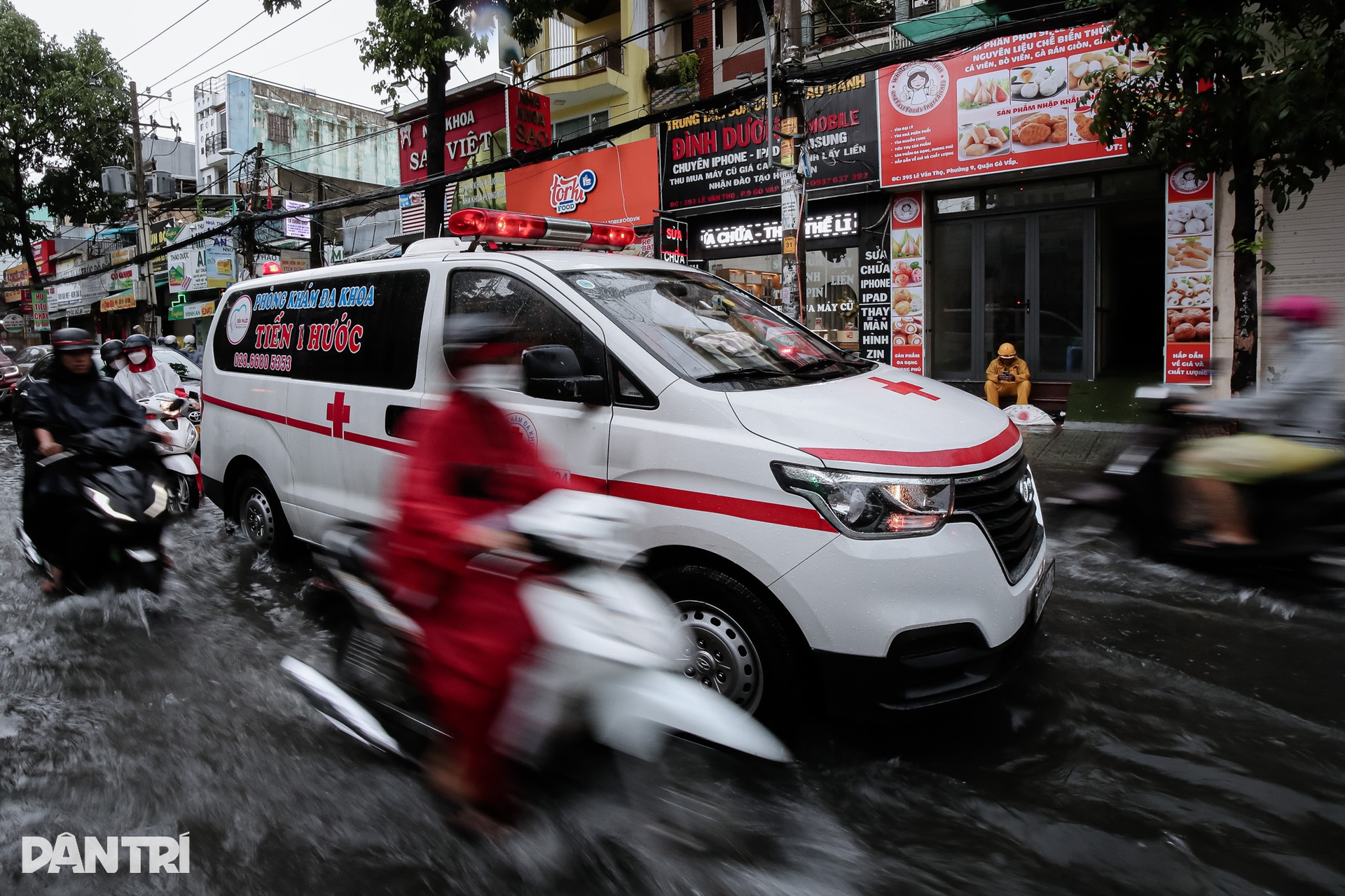 Nhiều tuyến đường biến thành sông sau mưa lớn ở TPHCM - 3