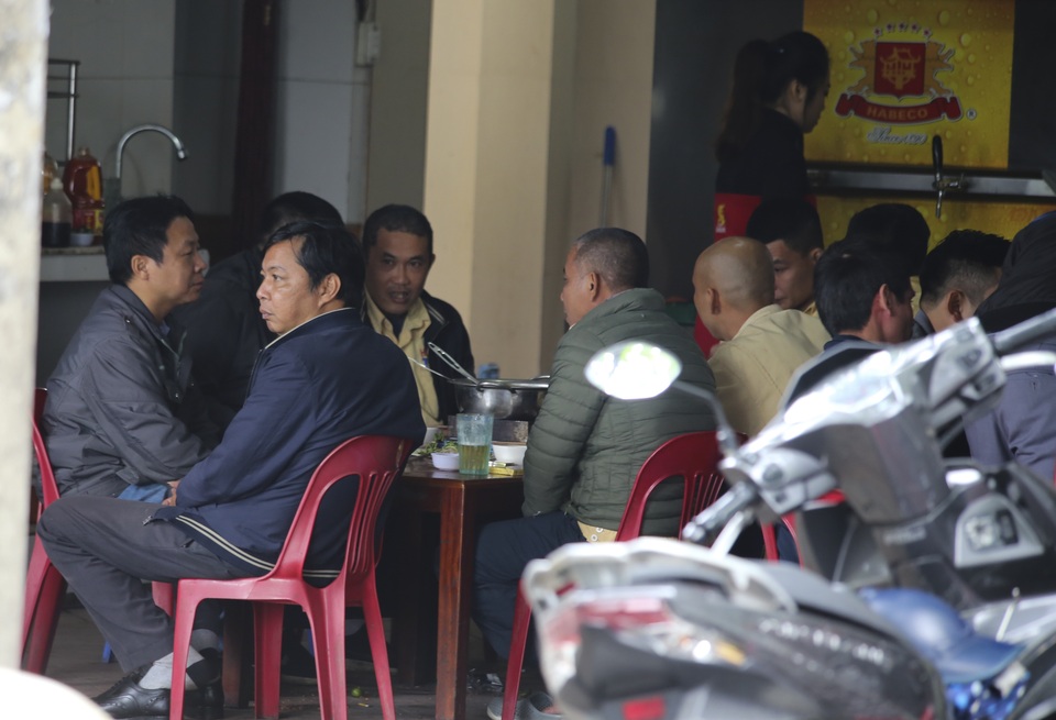 Hàng loạt quán ăn, quán cà phê đông khách trở lại: Ít người đeo khẩu trang - 4 Hàng loạt quán ăn, quán cà phê đông khách trở lại: Ít người đeo khẩu trang - 4