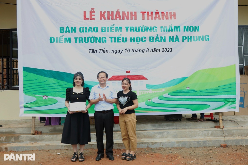 Khánh thành điểm trường Dân trí, chắp cánh ước mơ học sinh bản Nà Phung - 7 Khánh thành điểm trường Dân trí, chắp cánh ước mơ học sinh bản Nà Phung - 7