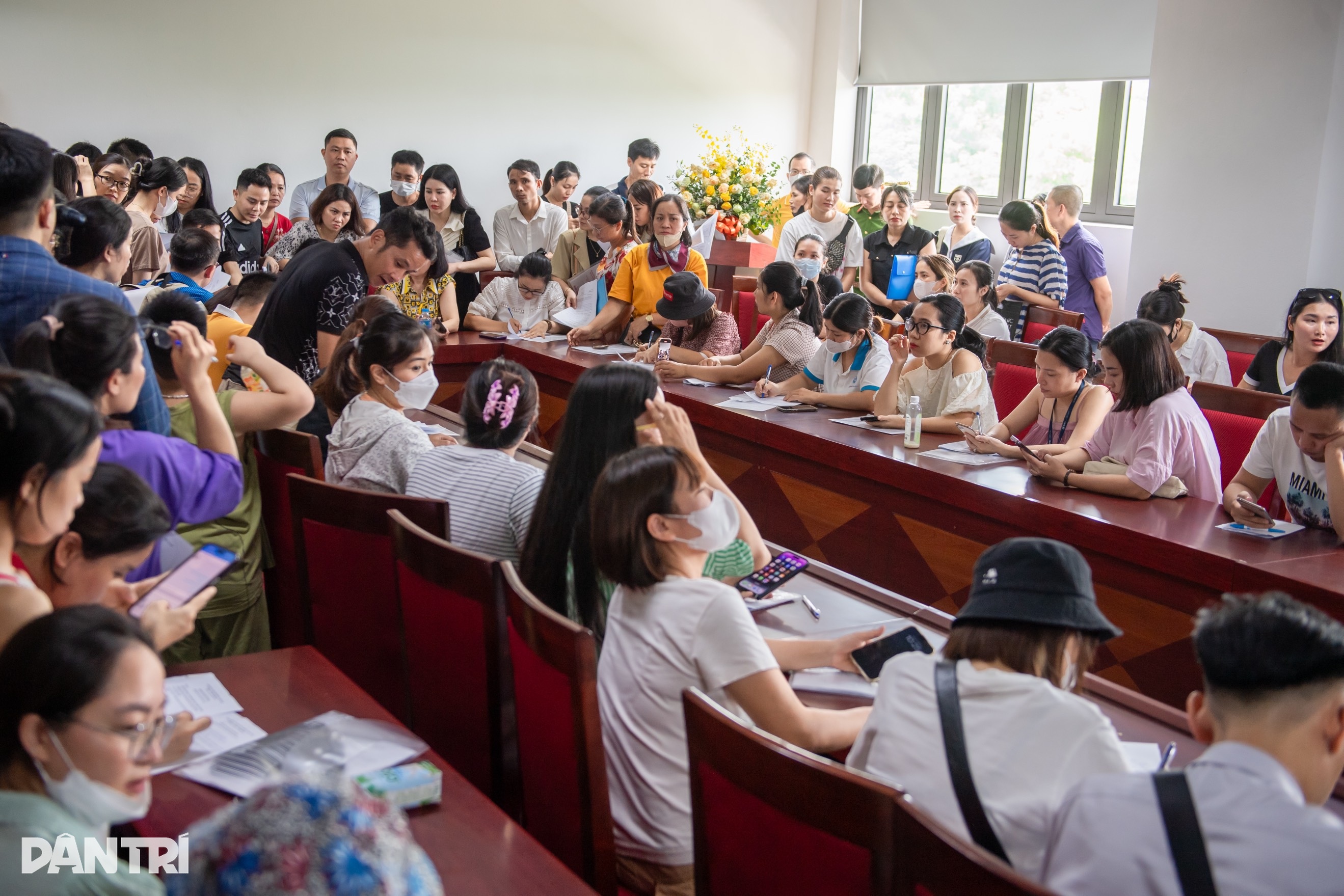 सैकड़ों अभिभावकों ने स्कूल को घेरा: नाम तु लिएम शिक्षा एवं प्रशिक्षण विभाग के प्रतिनिधि ने मांगी माफ़ी - 4 Hàng trăm phụ huynh vây trường: Đại diện Phòng GDĐT Nam Từ Liêm xin lỗi - 4