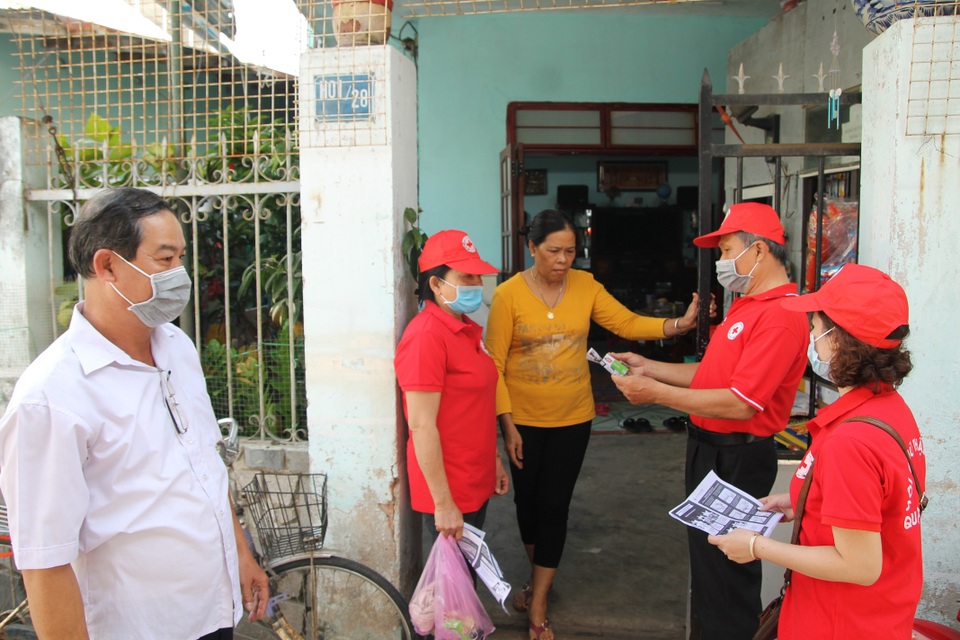 Nhiều nơi phát khẩu trang, hướng dẫn người nhà bệnh nhân phòng ngừa corona - 8 Nhiều nơi phát khẩu trang, hướng dẫn người nhà bệnh nhân phòng ngừa corona - 8