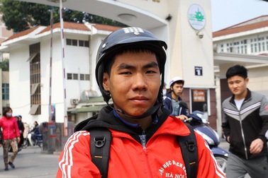 Nam sinh chạy xe ôm giúp bạn chữa trọng bệnh và cuốc xe ôm nhỡ lúc 4h sáng