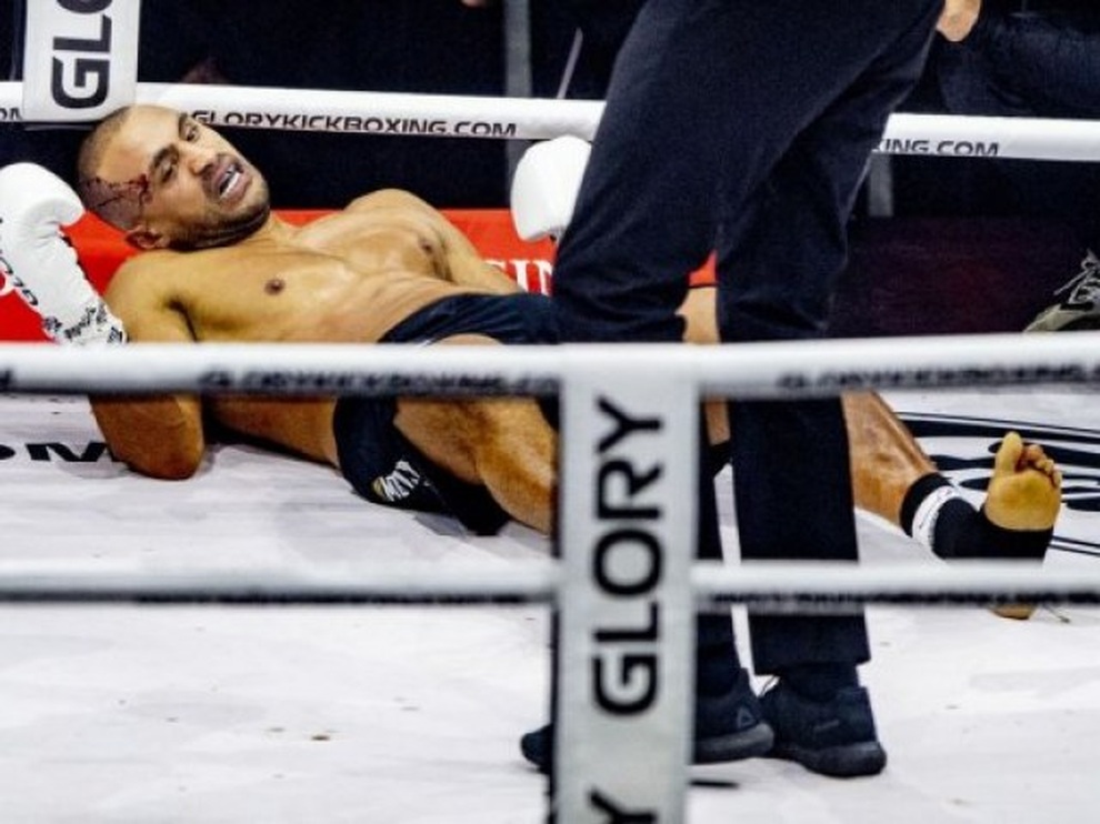 Trận kick-boxing kết thúc kỳ lạ bằng cú đá… vô tình hạ gục đối thủ - 3