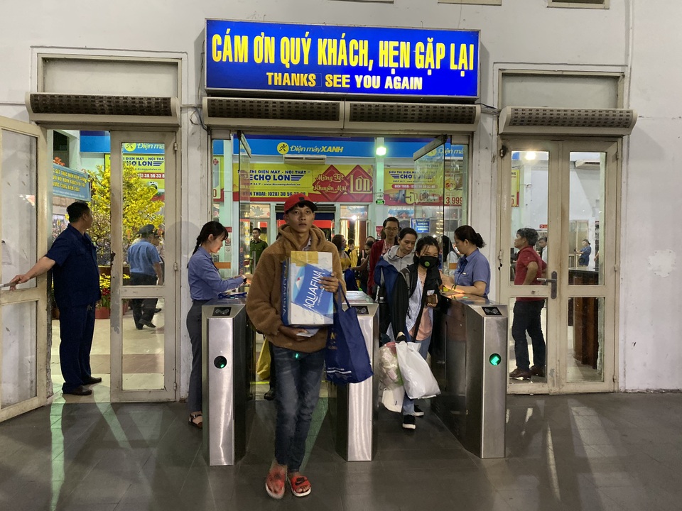 Chuyến tàu cuối cùng rời ga Sài Gòn trước thời khắc giao thừa - 15 Chuyến tàu cuối cùng rời ga Sài Gòn trước thời khắc giao thừa - 15