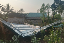 Trận lốc xoáy bất ngờ làm bay mái hàng chục nhà dân ở Quảng Trị