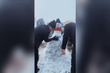 Nhóm bạn trẻ chịu rét 2 tiếng để đắp người băng trên đỉnh Mẫu Sơn