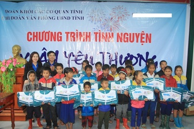 Quảng Trị: Trao hàng trăm suất quà Tết cho học sinh đồng bào dân tộc