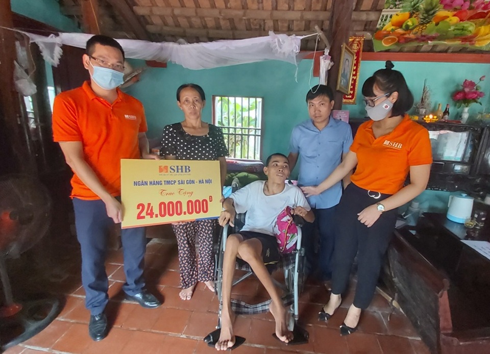 Bạn đọc tiếp tục giúp đỡ người phụ nữ có chồng, con nằm liệt giường - 1 Bạn đọc tiếp tục giúp đỡ người phụ nữ có chồng, con nằm liệt giường - 1