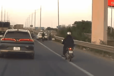 Xác minh clip tài xế xe máy tông vào ô tô đang dừng ở chân cầu Thanh Trì