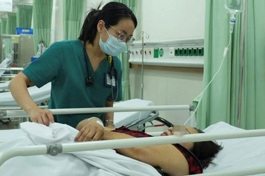 17 người ở TPHCM vào nhiều bệnh viện cấp cứu, nghi ngộ độc sau ăn bánh mì