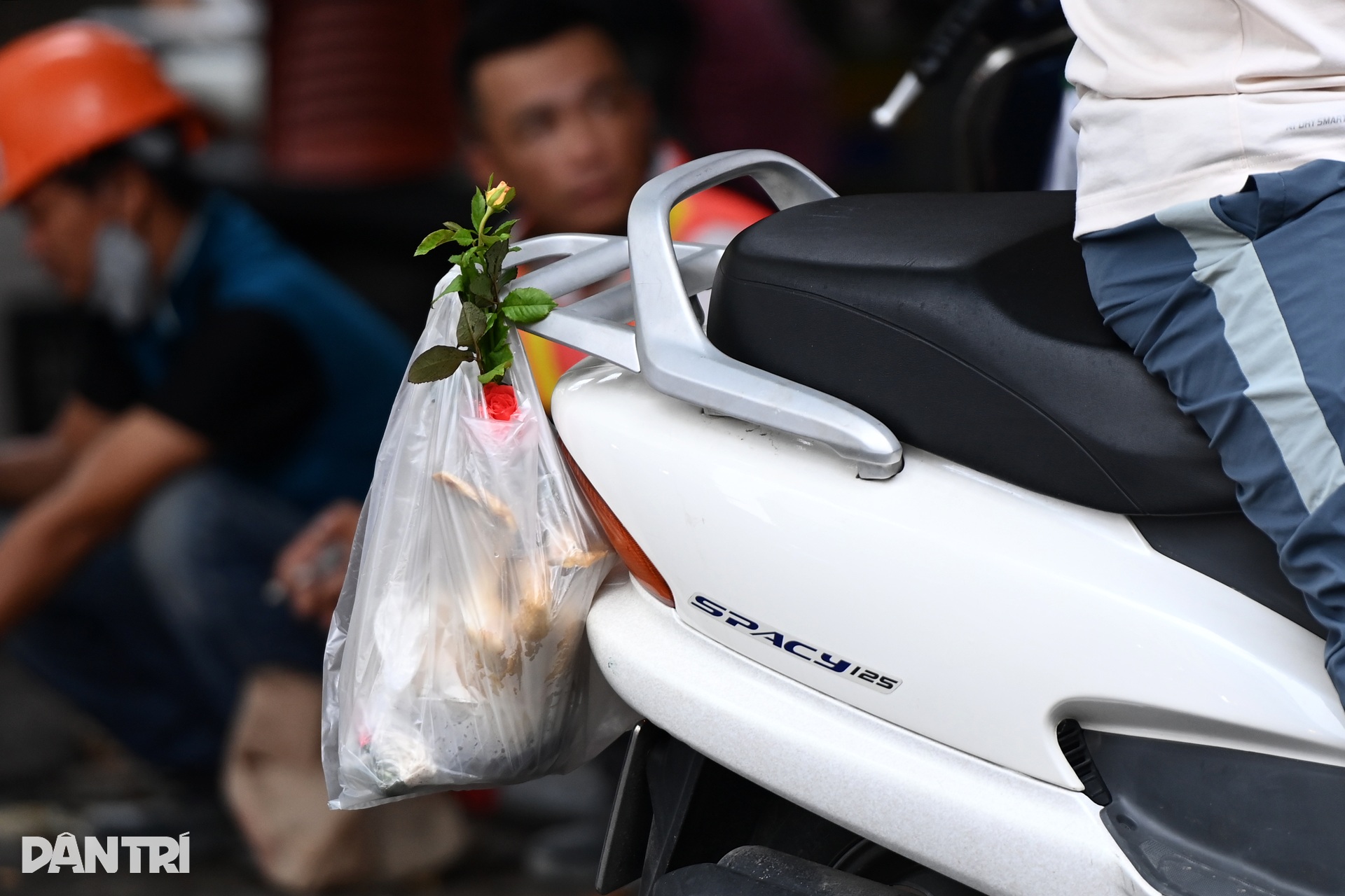 Chợ Tết Đoan Ngọ thưa người, shipper giao đồ cúng bở hơi tai - 14 Chợ Tết Đoan Ngọ thưa người, shipper giao đồ cúng bở hơi tai - 14