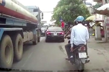 Kinh nghiệm lái ôtô vượt phải trong thành phố