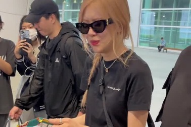 Fan Việt trò chuyện với Rosé tại sân bay