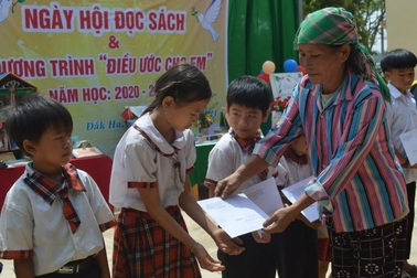 Hai bà cháu ăn cơm trắng chan nước lã, nhường cơm sẻ áo với học sinh nghèo