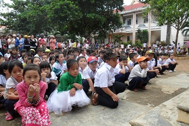 Đắk Lắk: Phụ huynh tự mua đồng phục cho học sinh