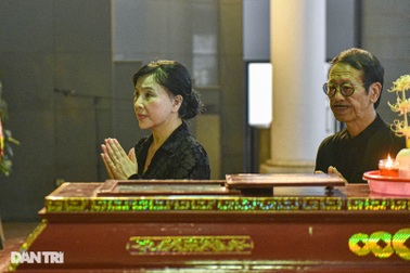 NSND Lan Hương "Em bé Hà Nội" và đông đảo nghệ sĩ tới viếng NSƯT Văn Trọng