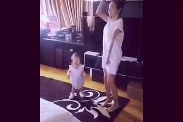 Cadie Mộc Trà và mẹ Elly Trần khởi động buổi sáng