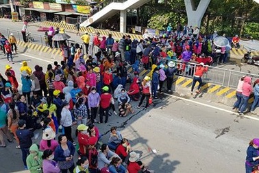 Công nhân kéo ra quốc lộ phản đối cách tính lương mới, giao thông ùn tắc