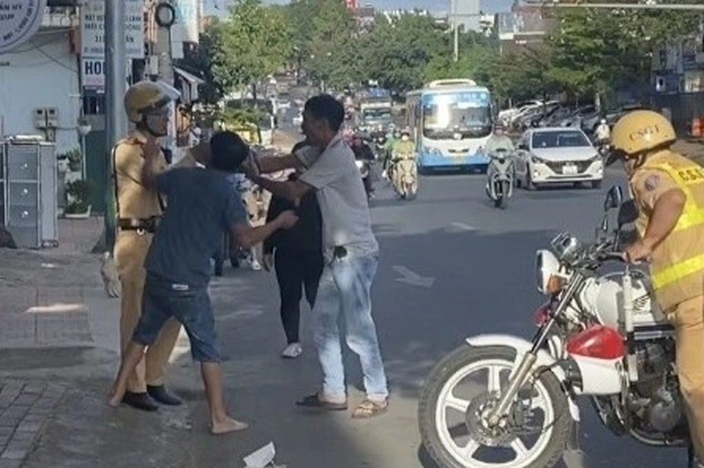 Tài xế đánh CSGT vì bị yêu cầu đo nồng độ cồn - 1 Tài xế đánh CSGT vì bị yêu cầu đo nồng độ cồn - 1