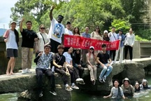 Phía sau giấc mơ du học: Câu chuyện không ai muốn kể