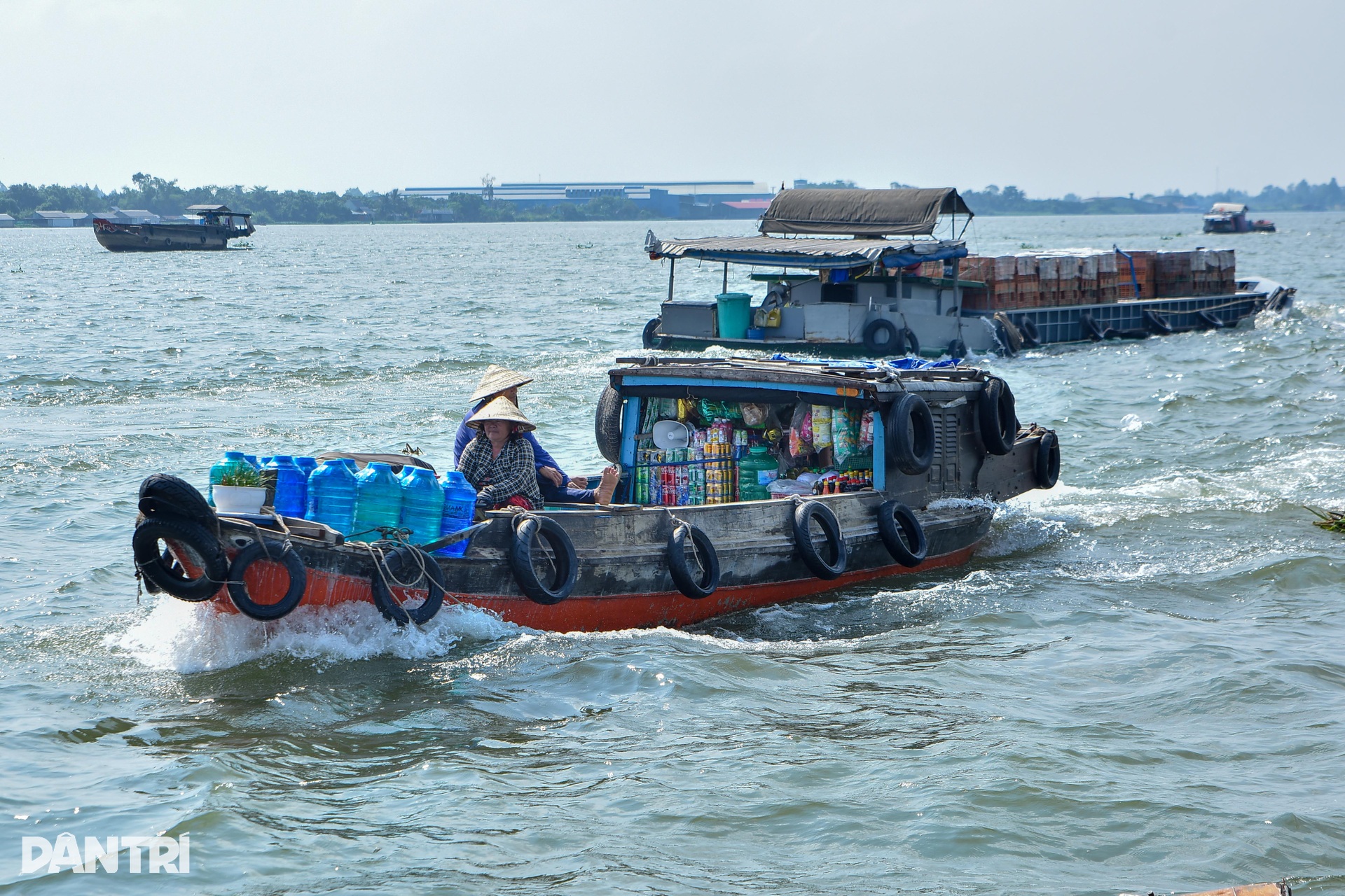Khách Tây ngỡ ngàng, thất vọng vì quang cảnh đìu hiu ở chợ nổi Long Xuyên - 2 Khách Tây ngỡ ngàng, thất vọng vì quang cảnh đìu hiu ở chợ nổi Long Xuyên - 2