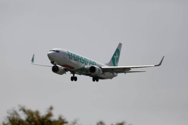 Máy bay hạ cánh khẩn cấp vì hành khách “bốc mùi”