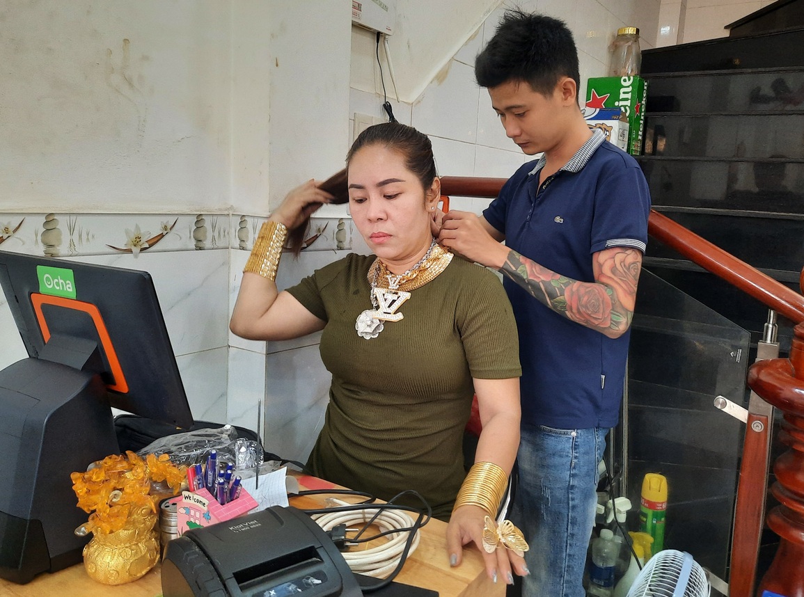 Nữ chủ quán bò nướng ở TPHCM đeo 70 cây vàng để khách vuốt lấy hên - 1 Nữ chủ quán bò nướng ở TPHCM đeo 70 cây vàng để khách vuốt lấy hên - 1