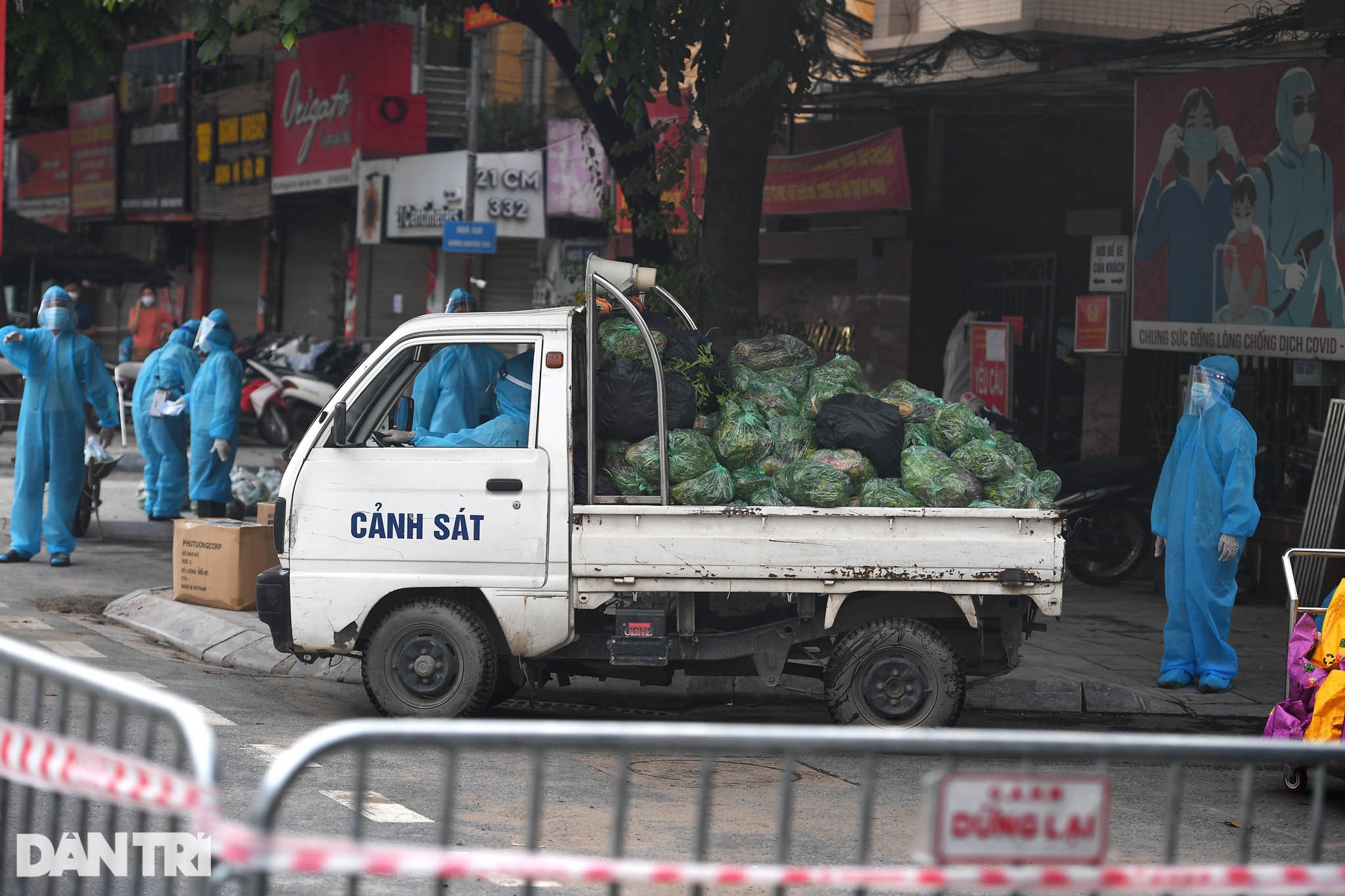 Hà Nội: Đi từng ngõ, gõ từng nhà tiếp tế cho ổ dịch quận Thanh Xuân - 4 Hà Nội: Đi từng ngõ, gõ từng nhà tiếp tế cho ổ dịch quận Thanh Xuân - 4