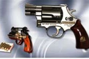 Đối tượng vi phạm chĩa súng đã lên đạn vào công an