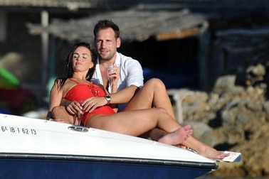 Người đẹp Anh tình tứ bạn trai trên biển