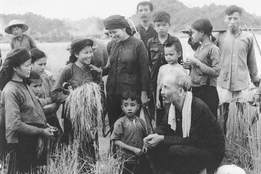 Để tiến bộ kịp Nhân dân