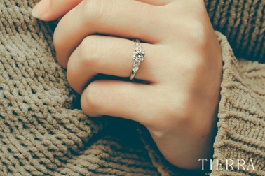 Xu hường nhẫn cầu hôn kim cương tinh tế và thanh lịch