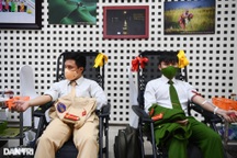 Hàng trăm chiến sĩ trẻ Công an Hà Nội tham gia hiến máu cứu người