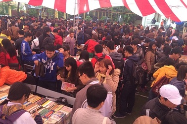 Phục dựng quán cóc vỉa hè thời bao cấp, hát xẩm tại chợ phiên sách cũ