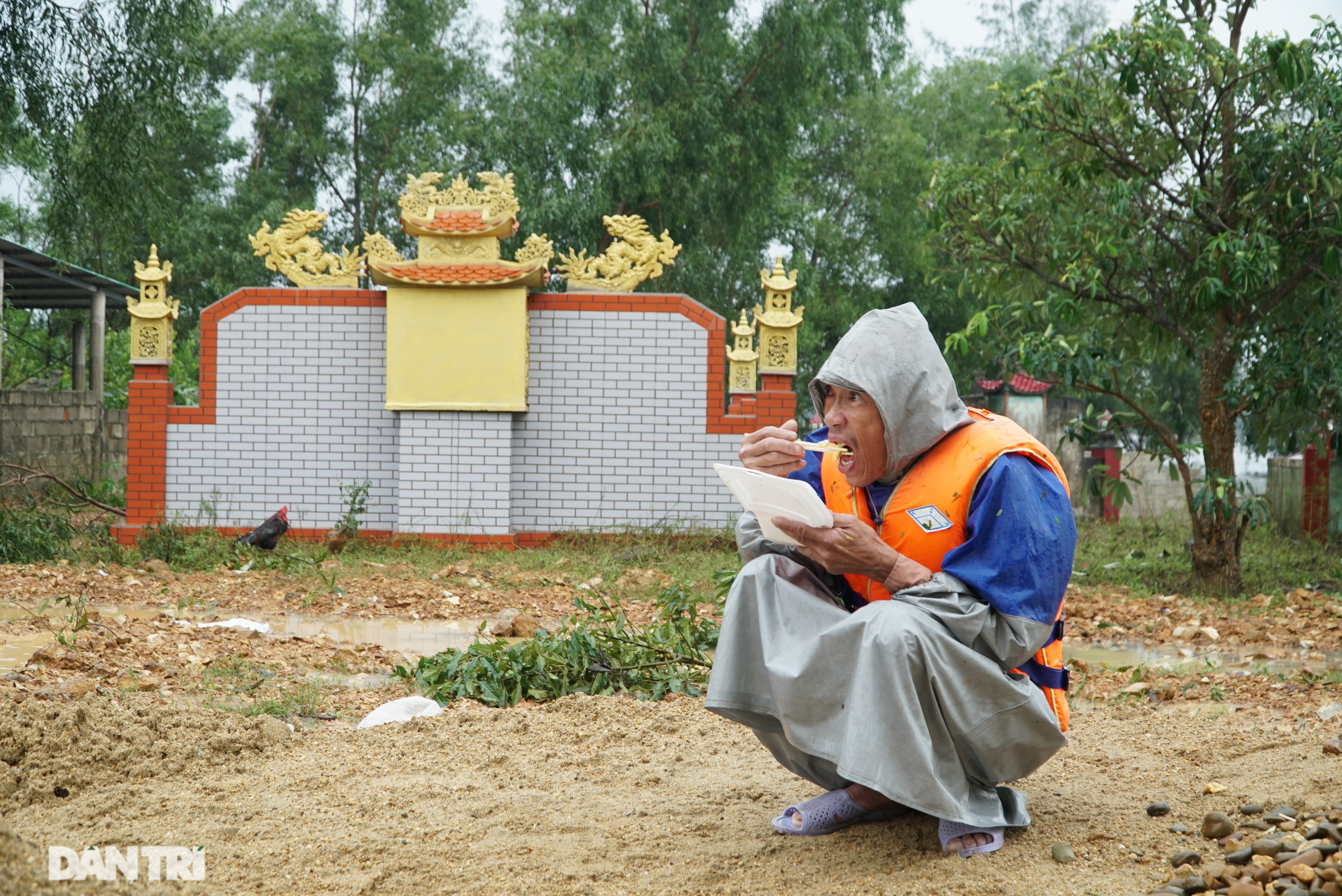 Quảng Bình: Người dân khóc ròng vì gia sản trôi theo dòng lũ dữ - 2 Quảng Bình: Người dân khóc ròng vì gia sản trôi theo dòng lũ dữ - 2
